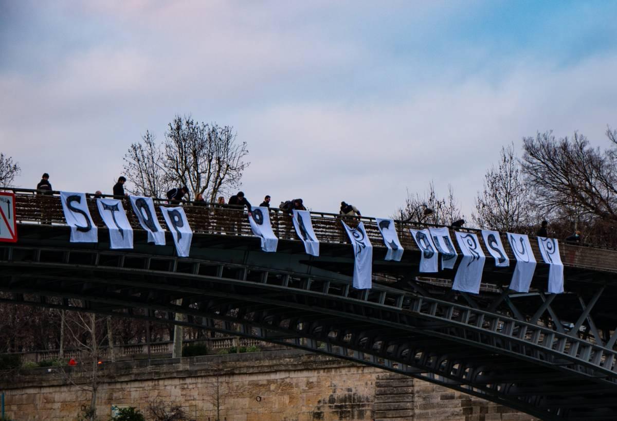 “Stop à Parcoursup” : 3 banderoles sur la Seine