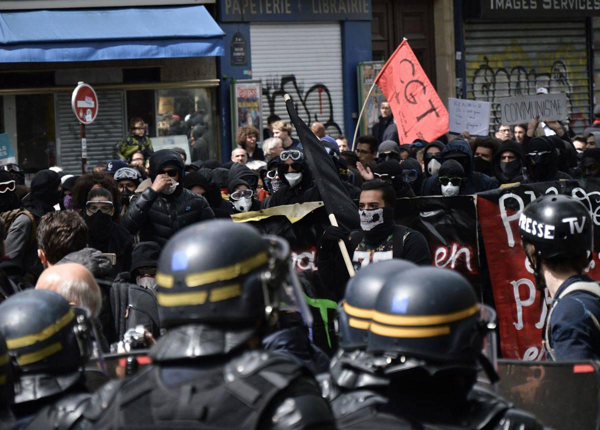 Les manifestants sont-ils les complices des casseurs ?