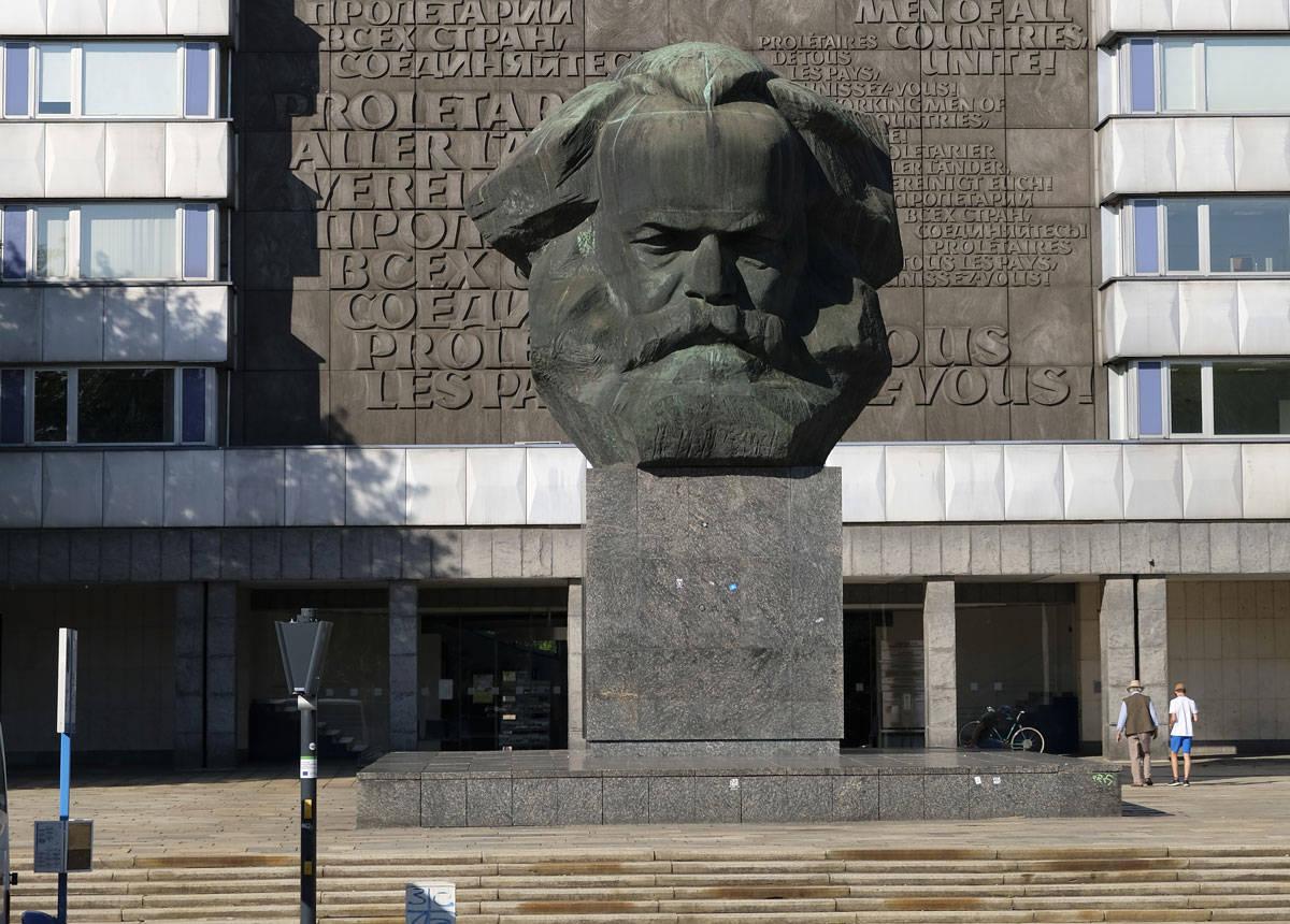 Cover Image for Sous le buste de Marx : l’extrême-droite tue