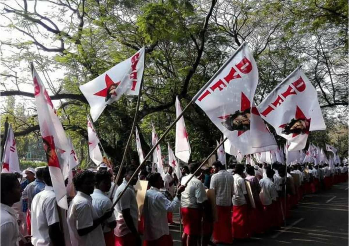 Cover Image for Comment une organisation de jeunesse communiste au Kerala a levé 1,4 millions de dollars pour le covid-19