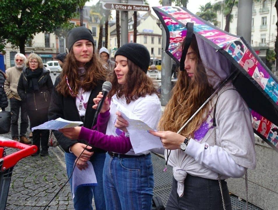 Cover Image for “La vie sexuelle et affective n’est pas abordée au lycée”. Rencontre avec l’association lycéenne féministe Mains violettes.