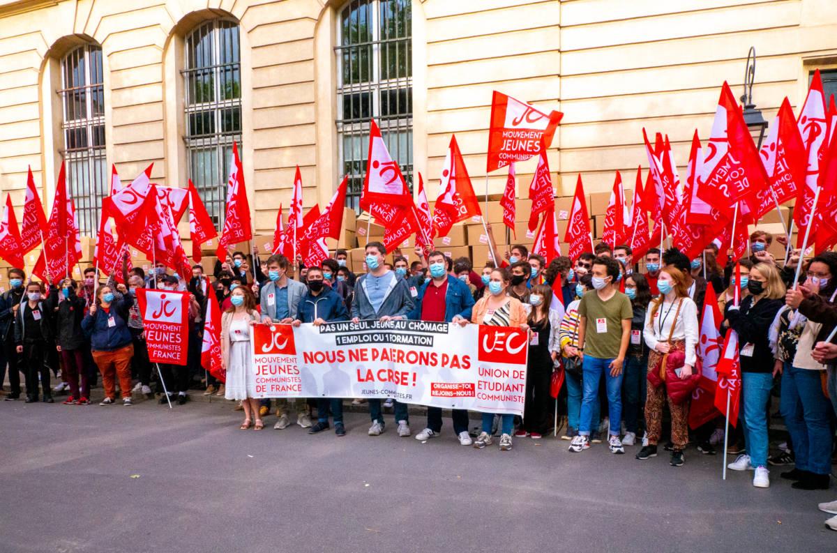 Les jeunes communistes déposent 1,5 millions de CV devant le ministère du travail